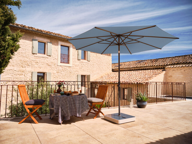 Parasol droit sur terrasse