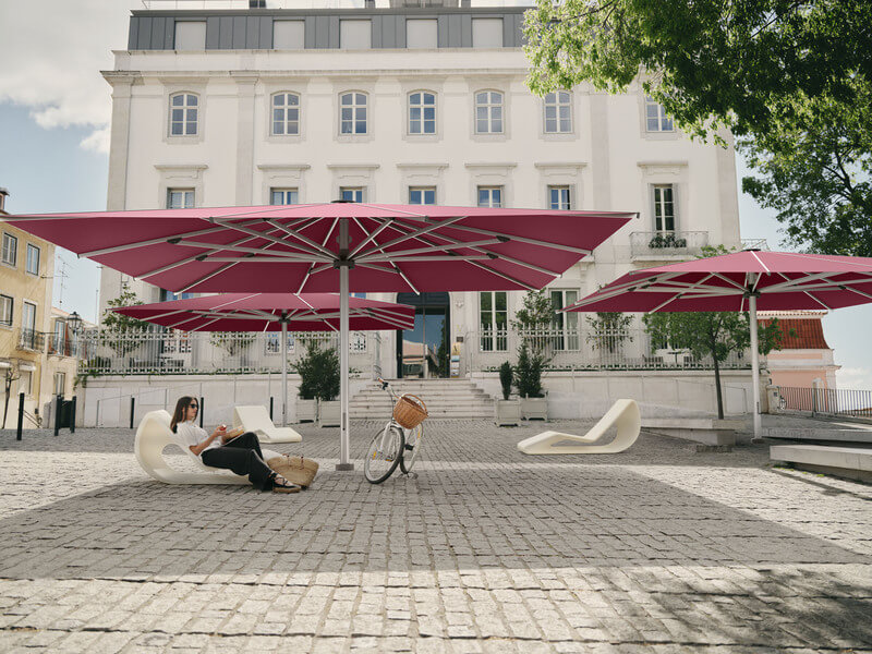 Parasol sur mesure sur une place
