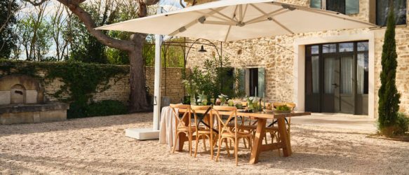 Parasol inclinable protégeant une table